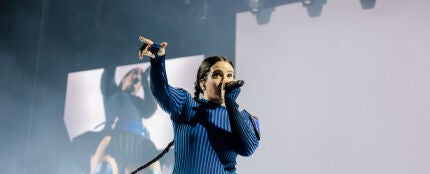 Rosalía para su concierto por el desmayo de un fan Rosalía para su concierto por el desmayo de un fan