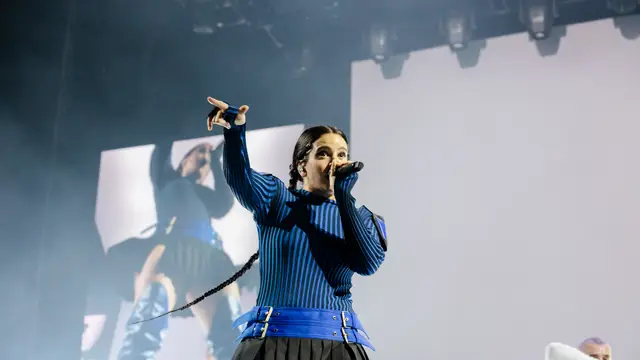 Rosalía para su concierto por el desmayo de un fan