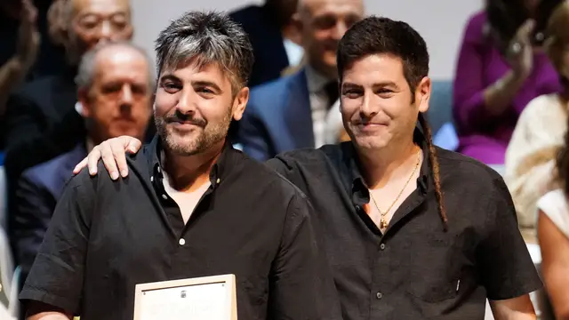 Estopa recogiendo su Creu de Sant Jordi