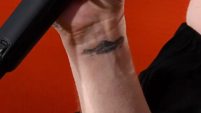 ¿Qué famosa lleva tatuada una montaña en la muñeca?