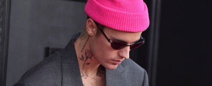 Justin Bieber tiene tatuada una rosa en el cuello.