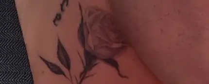 ¿Qué cantante luce esta rosa en el cuello? ¿Qué cantante luce esta rosa en el cuello?