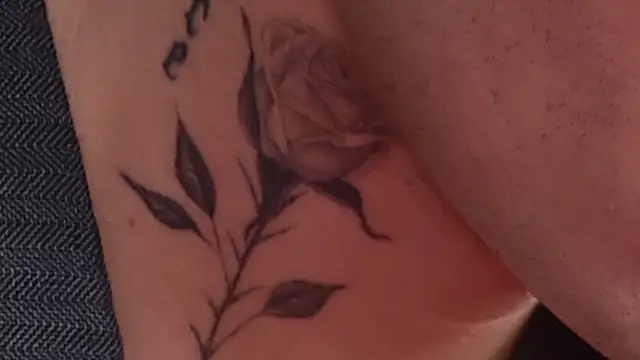 ¿Qué cantante luce esta rosa en el cuello?