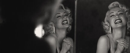 La actriz Ana de Armas, caracterizada como Marilyn Monroe en un fotograma de la película &#39;Blonde&#39;