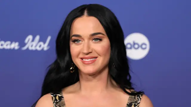 Katy Perry vuelve a Las Vegas y lo celebra tirando pizza a su público