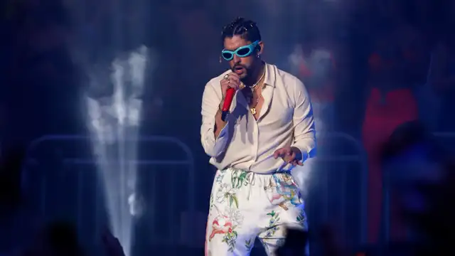 Bad Bunny besa a una mujer que no es su novia Gabriela y las redes dudan de una relación abierta