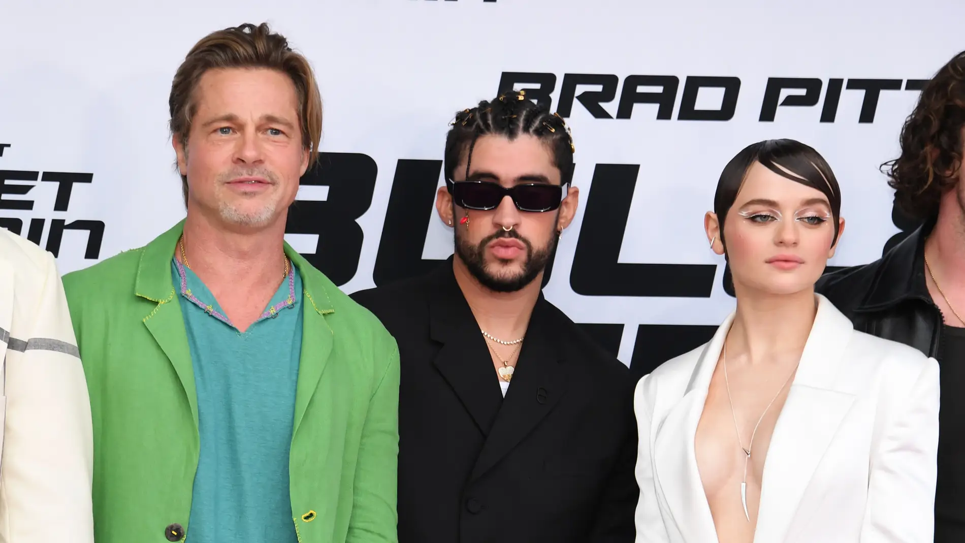 Brad Pitt, Bad Bunny y Joey King en la premiere de Bullet Train en Los Ángeles