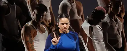 Rosalía anima al público de Brasil a cantar 'Abcdefg' y usan la F contra Bolsonaro Rosalía anima al público de Brasil a cantar 'Abcdefg' y usan la F contra Bolsonaro