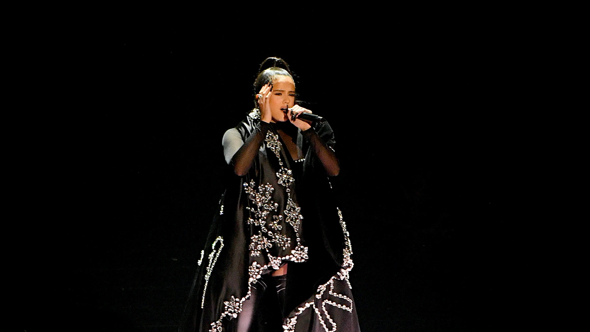 Rosalía, durante su actuación en los MTV VMA de 2019.