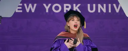 Taylor Swift, durante su graduación en la Universidad de Nueva York Taylor Swift, durante su graduación en la Universidad de Nueva York