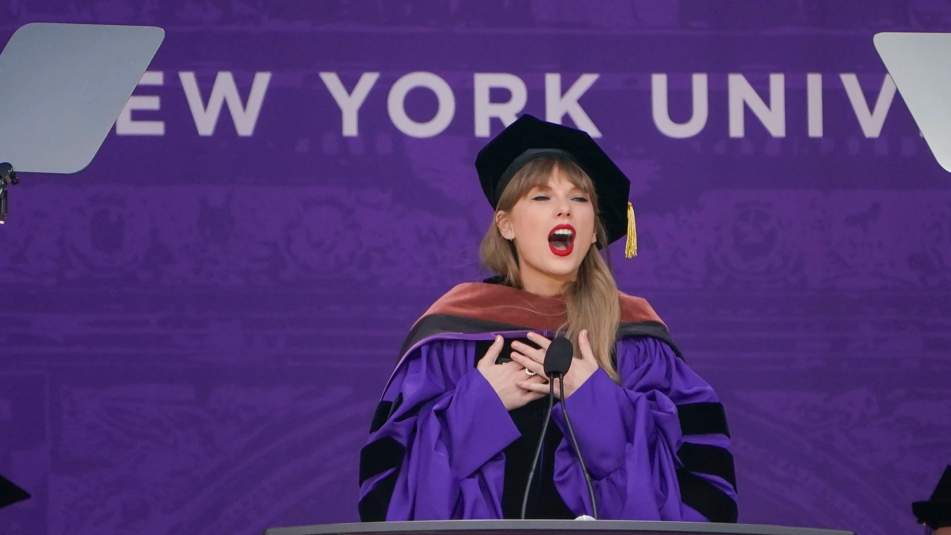 Taylor Swift, durante su graduación en la Universidad de Nueva York