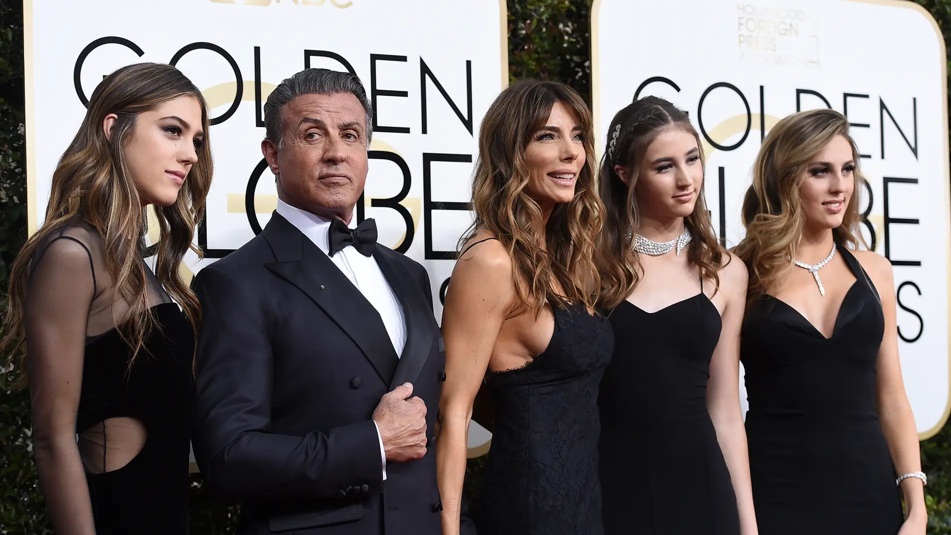 Sylvester Stallone y Jennifer Flavin junto a sus tres hijas.