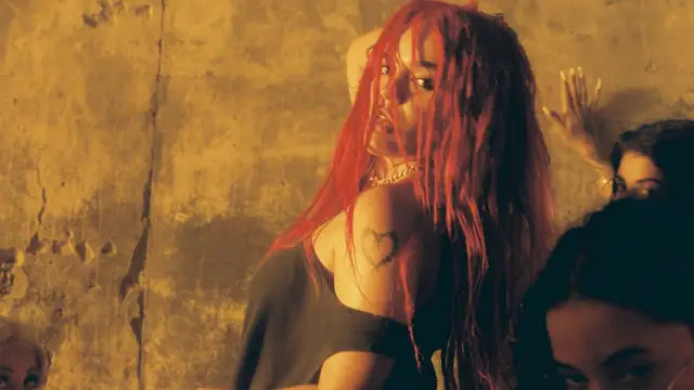 Karol G, en el videoclip de 'Gatúbela'
