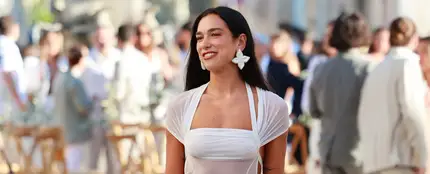 Dua Lipa arrasa con un vestido blanco transparente en la boda de Jacquemus Dua Lipa arrasa con un vestido blanco transparente en la boda de Jacquemus