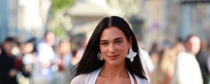 Dua Lipa arrasa con un vestido blanco transparente en la boda de Jacquemus 