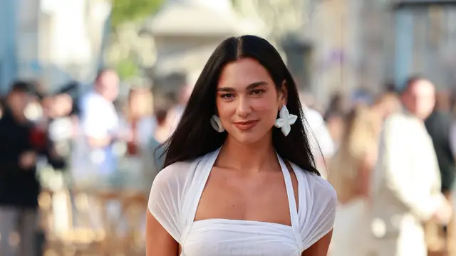 Dua Lipa arrasa con un vestido blanco transparente en la boda de Jacquemus