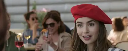 Tenemos las primeras imágenes del rodaje de la tercera temporada de 'Emily in Paris' Tenemos las primeras imágenes del rodaje de la tercera temporada de 'Emily in Paris'