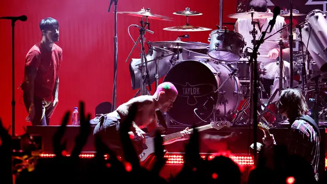 Red Hot Chili Peppers, durante la actuación en los MTV VMA's 2022.