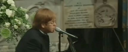 Elton John canta &#39;Candle in the wind&#39; en el funeral de Lady Di.
