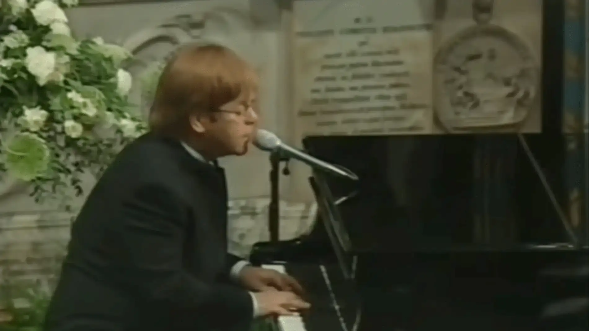 Elton John canta 'Candle in the wind' en el funeral de Lady Di.