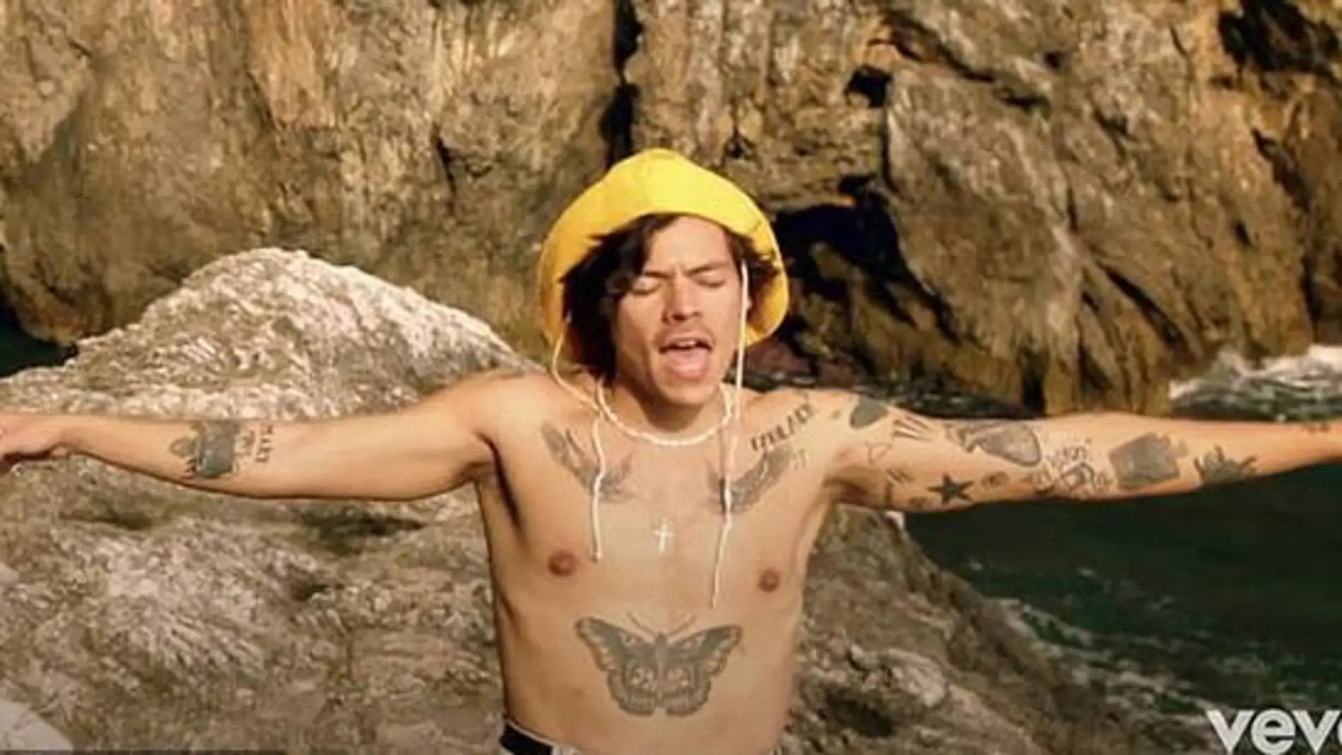 Harry Styles, en el videoclip de 'Golden'