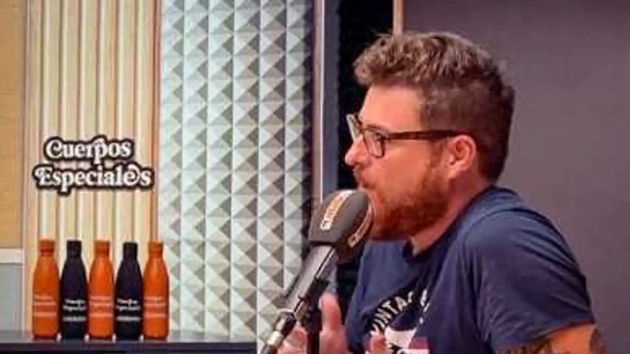 Dani Piqueras, en su sección 'Noticulones' de 'Cuerpos especiales'. Dani Piqueras, en su sección 'Noticulones' de 'Cuerpos especiales'.