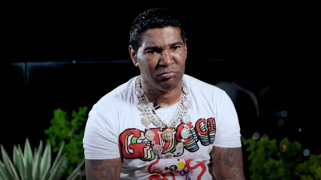 Omega en un frame de una entrevista con Alofokeradioshow