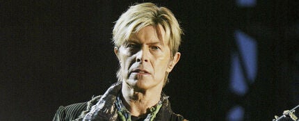 David Bowie, en un concierto en Reino Unido en junio de 2004.