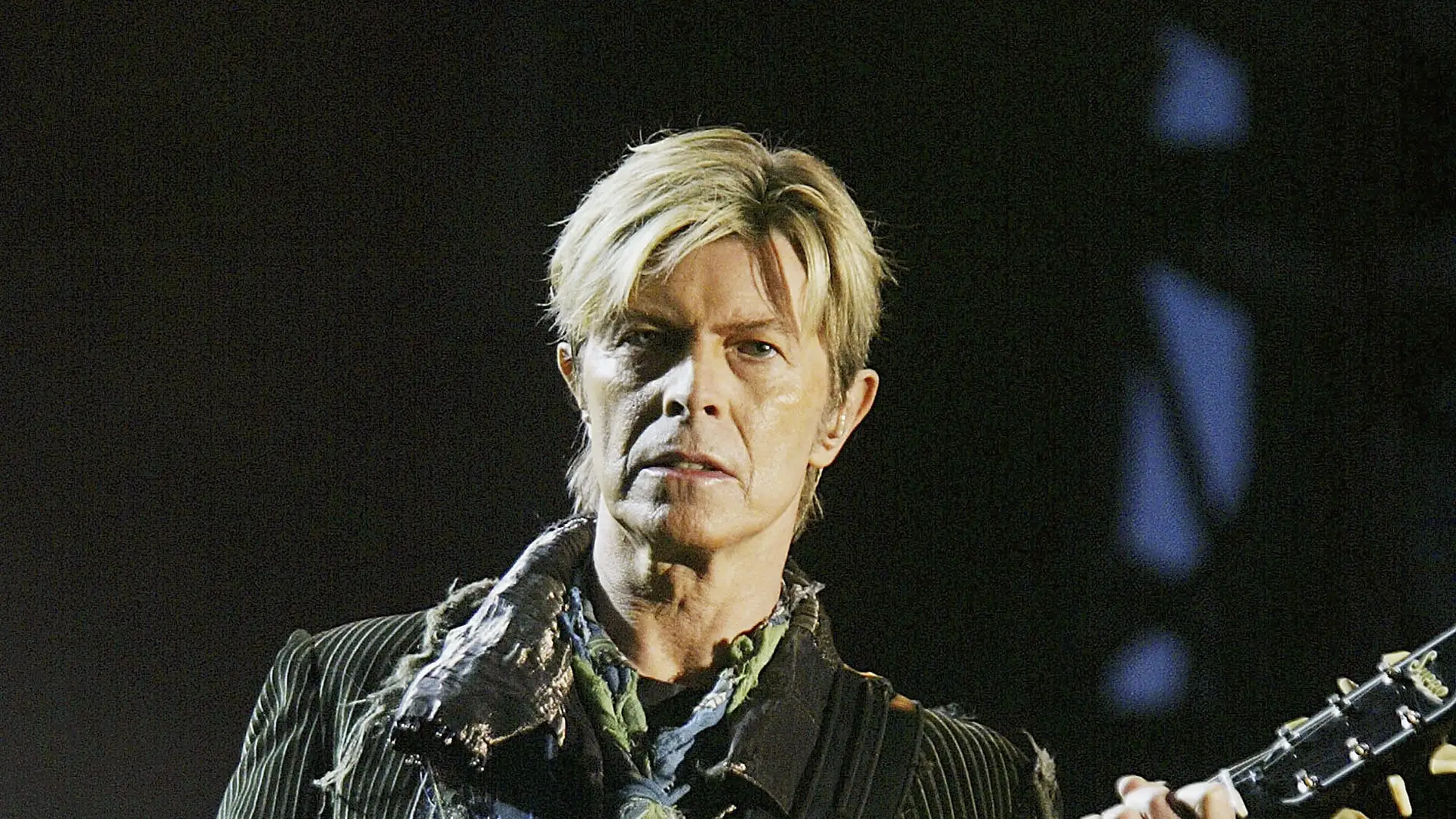 David Bowie, en un concierto en Reino Unido en junio de 2004.
