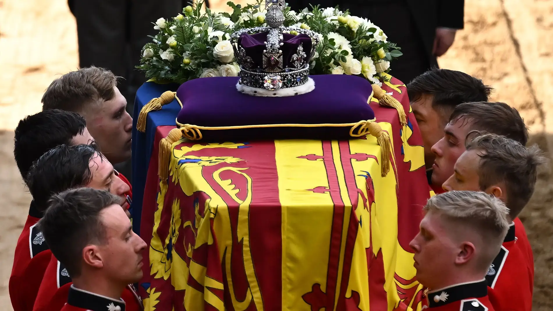 Por qué el ataud de la reina Isabel II está forrado de plomo