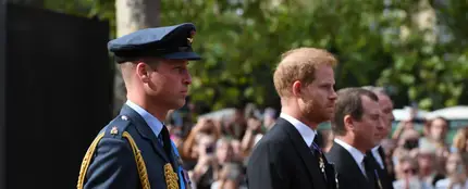 El príncipe Guillermo, junto al príncipe Harry, en el cortejo fúnebre de Isabel II El príncipe Guillermo, junto al príncipe Harry, en el cortejo fúnebre de Isabel II