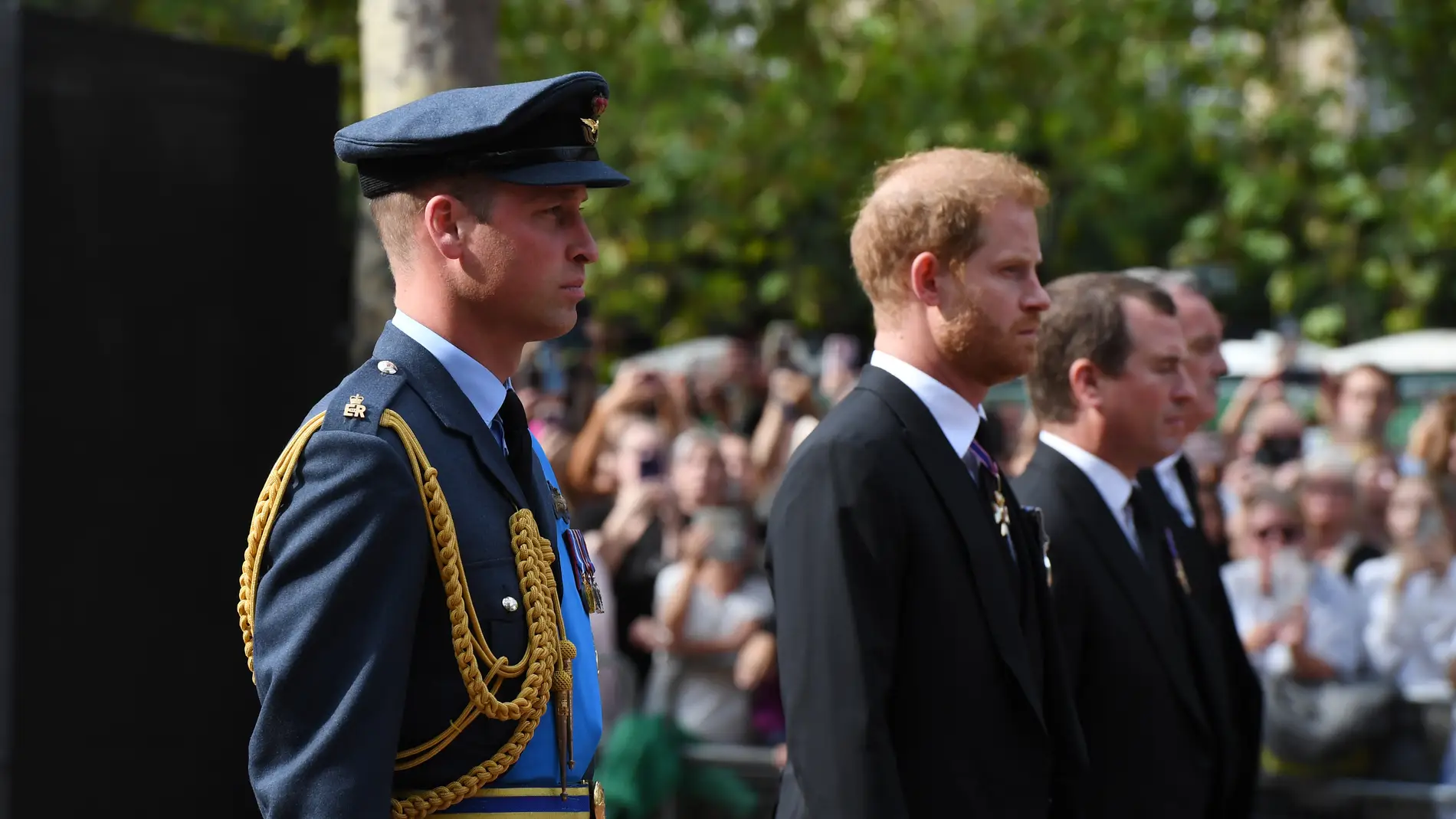 El motivo por el Guillermo y Harry llevan distinto uniforme en el cortejo fúnebre de Isabel II