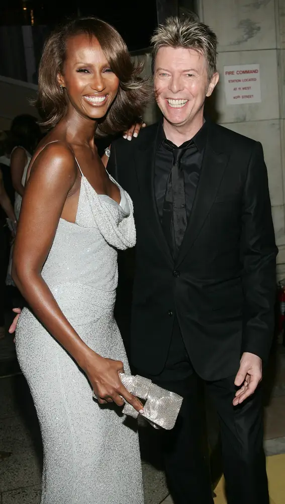 David Bowie junto a su mujer, la modelo Iman, en los CFDA Awards 2005