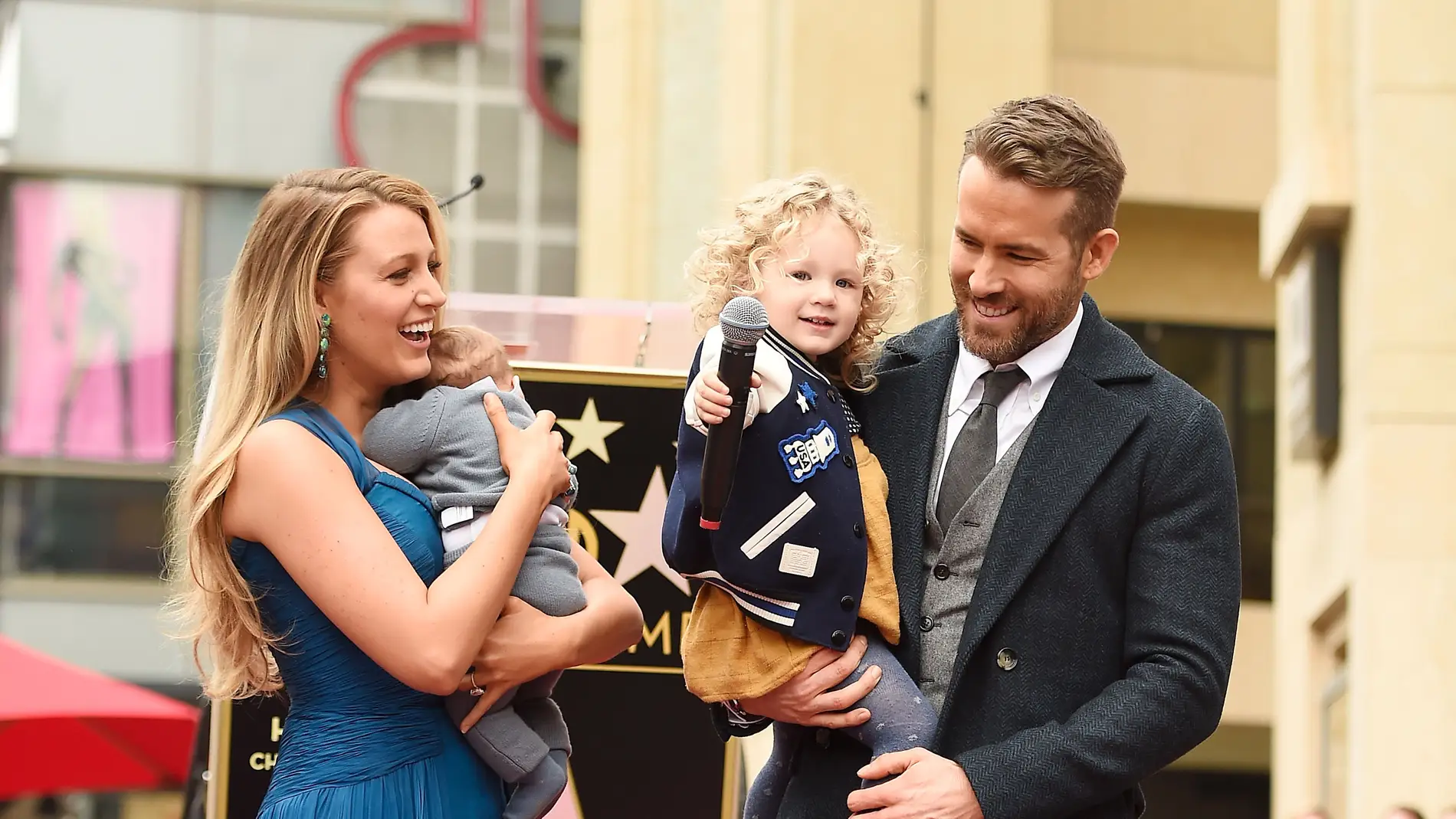 Blacke Lively y Ryan Reynolds con sus hijos en 2016