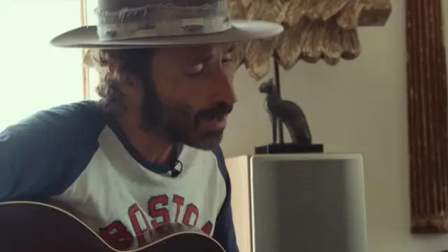 Leiva canta 'Sintiéndolo mucho', del documental de Joaquín Sabina.