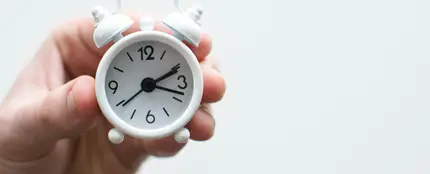 Imagen de archivo de un pequeño reloj despertador/ Unsplash Imagen de archivo de un pequeño reloj despertador/ Unsplash