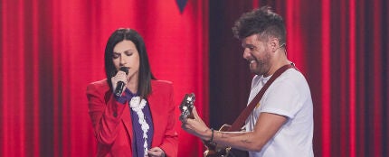 Laura Pausini impresiona cantando ‘Amores extraños’ con Pablo López a la guitarra 