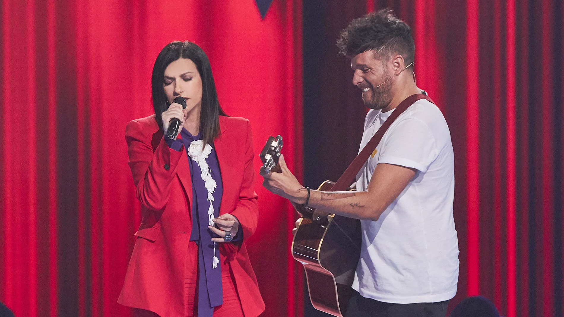Laura Pausini impresiona cantando ‘Amores extraños’ con Pablo López a la guitarra 