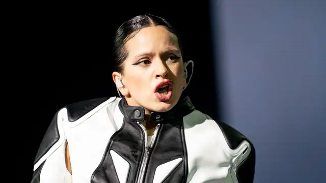 Rosalía durante un concierto