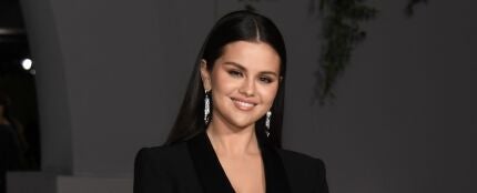 Selena Gomez arrasa en la Museum Academy Gala con un traje de chaqueta negro 