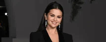 Selena Gomez arrasa en la Museum Academy Gala con un traje de chaqueta negro Selena Gomez arrasa en la Museum Academy Gala con un traje de chaqueta negro