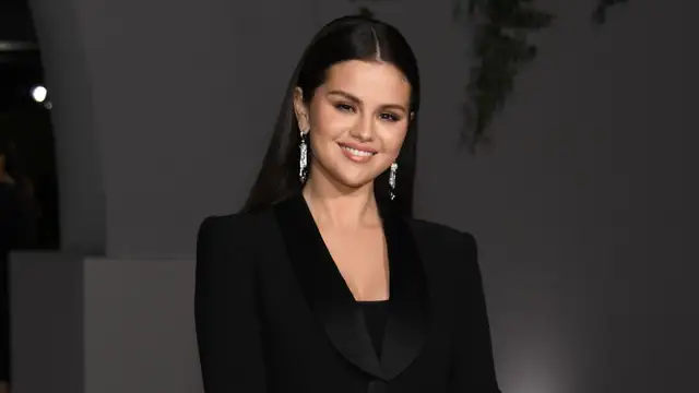 Selena Gomez arrasa en la Museum Academy Gala con un traje de chaqueta negro
