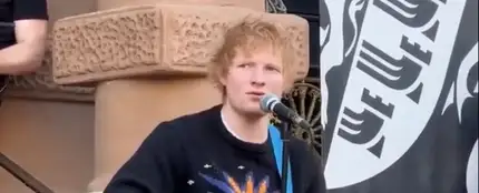 Ed Sheeran da un concierto acústico sorpresa en las calles de Inglaterra Ed Sheeran da un concierto acústico sorpresa en las calles de Inglaterra