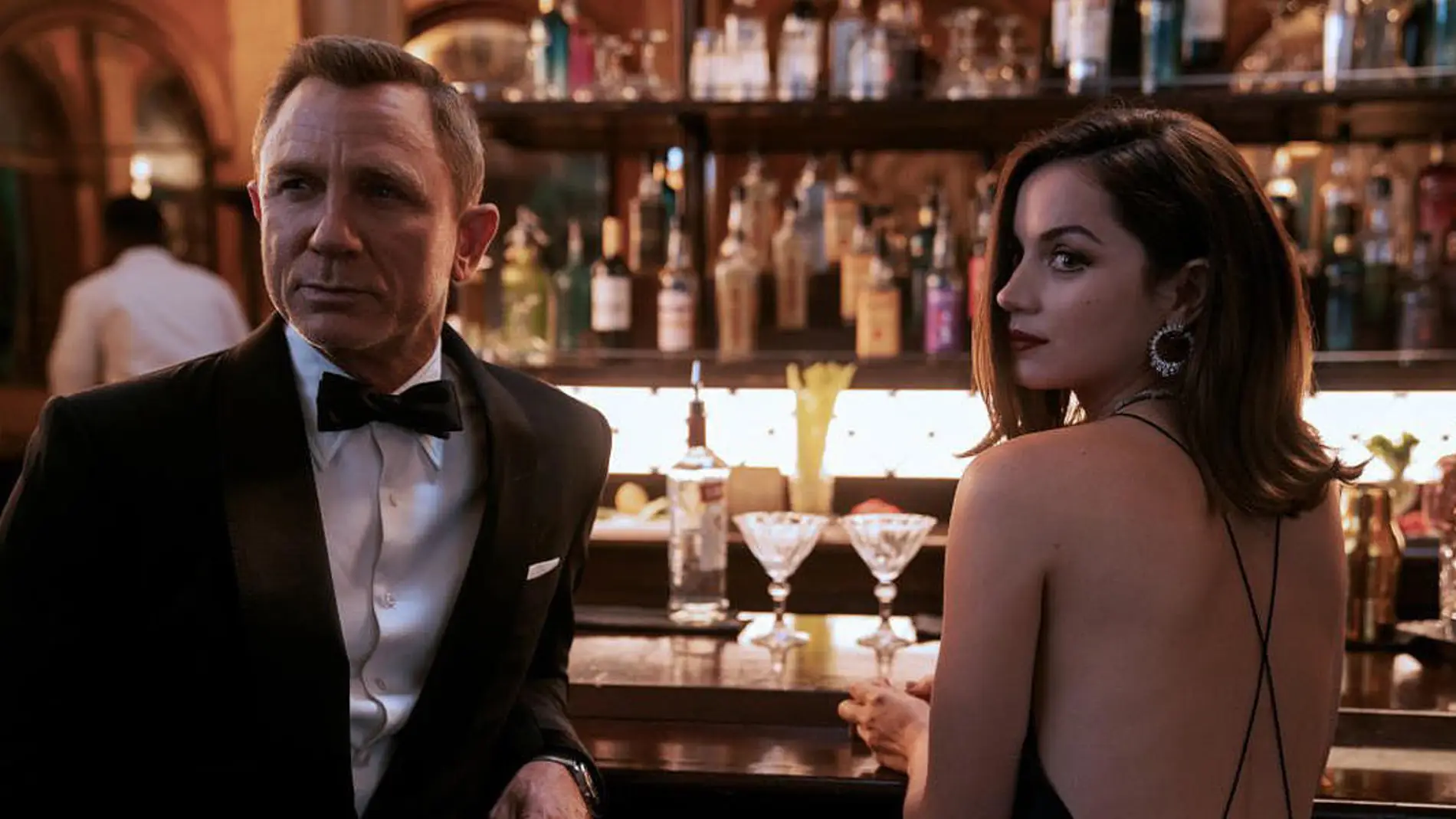 Ana de Armas y Daniel Craig en la película 'Sin tiempo para morir'. 