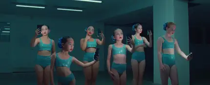 Christina Aguilera lanza nuevo video de 'Beautiful' 20 años después por el Día Mundial de la Salud Mental dirigido al uso del teléfono Christina Aguilera lanza nuevo video de 'Beautiful' 20 años después por el Día Mundial de la Salud Mental dirigido al uso del teléfono