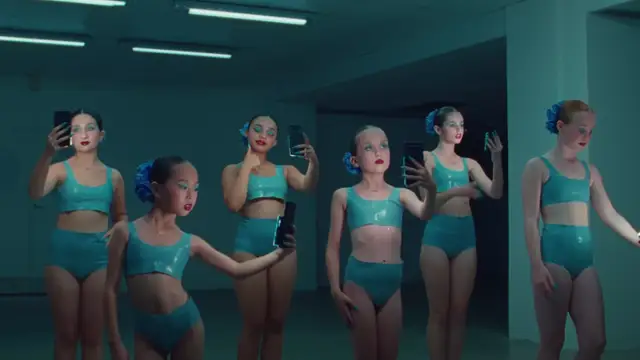 Christina Aguilera lanza nuevo video de 'Beautiful' 20 años después por el Día Mundial de la Salud Mental dirigido al uso del teléfono