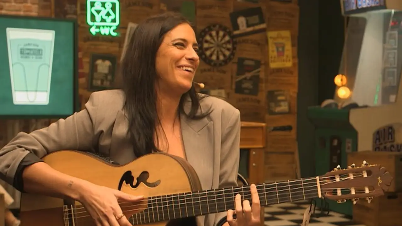 María Peláe improvisa una canción en 'Tómatelo menos en serio' María Peláe improvisa una canción en 'Tómatelo menos en serio'