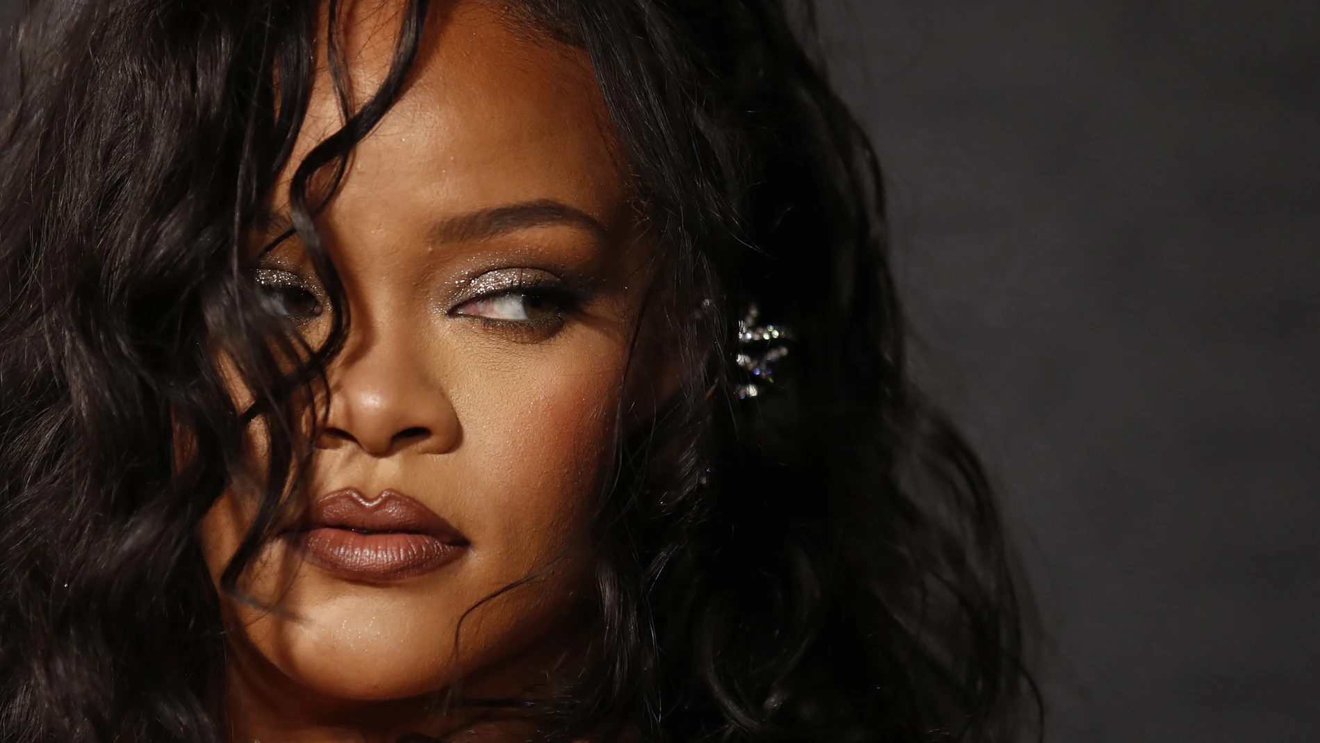 Rihanna regresa a la música con 'Lift Me Up'