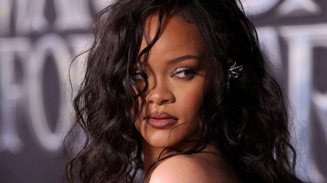 Rihanna scherza sulla sua partita finale del Super Bowl con la sua nuova maglia SavageXFenty