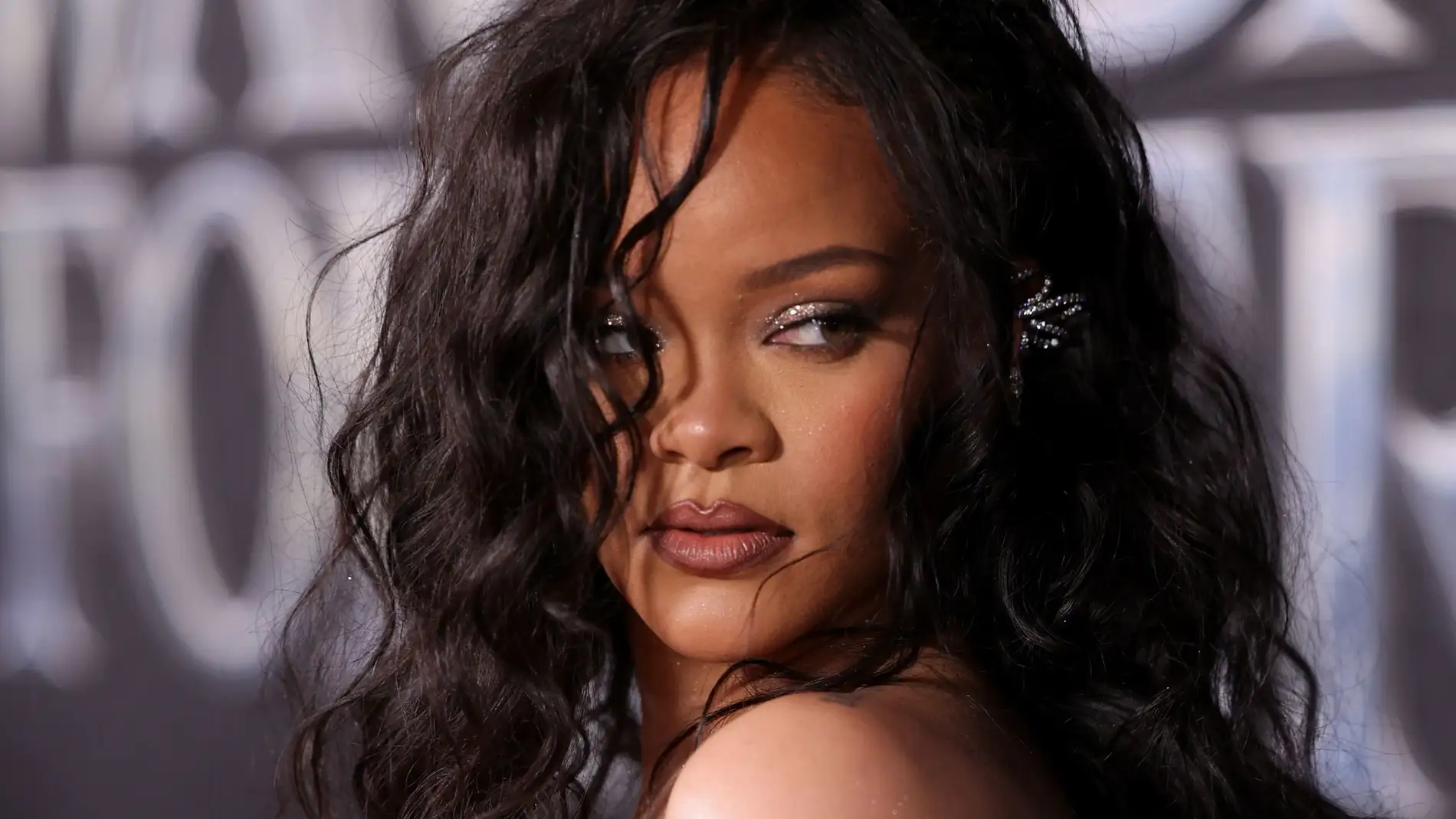 Rihanna regresa a la música con 'Lift Me Up'